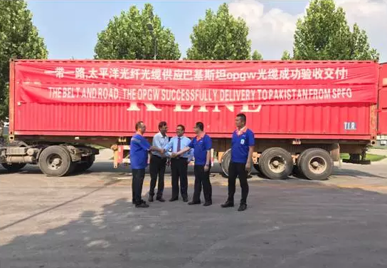 巴基斯坦國家電網工作人員與太平洋光纖光纜工作人員合影 巴基斯坦國家電網工作人員與太平洋光纖光纜工作人員合影