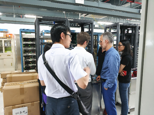 陪同伊朗客戶參現(xiàn)生產(chǎn)車間,看著實物介紹產(chǎn)品